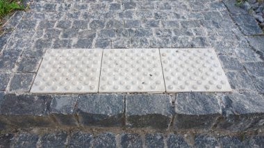 Taş kaldırımda dokunaklı kaldırımlar.