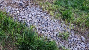 Doğa karışımı: çimen ve çakıl yolu.