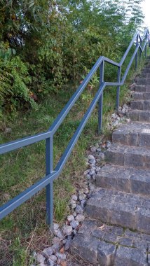 Metal parmaklıklı taş merdiven.
