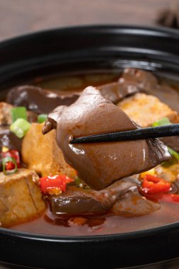 Lezzetli baharatlı ördek kanı jöleli çorba kasesi ve soğanlı ve biberli kokulu tofu..