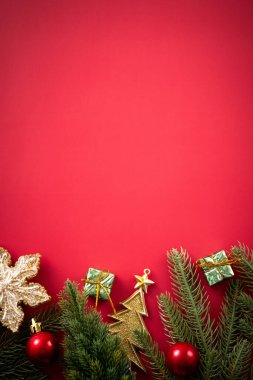 Noel arkaplan tasarımı konsepti, Noel ağacı dallı Noel süslemesi, kırmızı masada izole edilmiş fotokopi alanı olan yıldız.