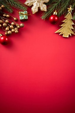 Noel arkaplan tasarımı konsepti, Noel ağacı dallı Noel süslemesi, kırmızı masada izole edilmiş fotokopi alanı olan yıldız.