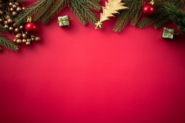 Noel arkaplan tasarımı konsepti, Noel ağacı dallı Noel süslemesi, kırmızı masada izole edilmiş fotokopi alanı olan yıldız.