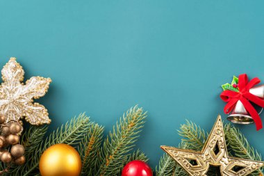 Noel arkaplan tasarımı konsepti, Noel ağacı dallı Noel süsü kompozisyonu, yeşil masada izole edilmiş fotokopi alanı olan altın zil.