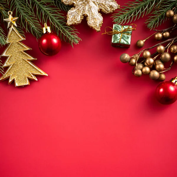 Noel arkaplan tasarımı konsepti, Noel ağacı dallı Noel süslemesi, kırmızı masada izole edilmiş fotokopi alanı olan yıldız.