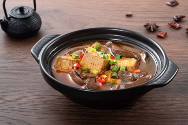 Lezzetli baharatlı ördek kanı jöleli çorba kasesi ve soğanlı ve biberli kokulu tofu..