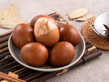 Lezzetli geleneksel Tayvan çay yumurtalarını kapayın, arka planda gri bir kaseyle..