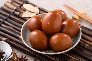 Lezzetli geleneksel Tayvan çay yumurtalarını kapayın, arka planda gri bir kaseyle..