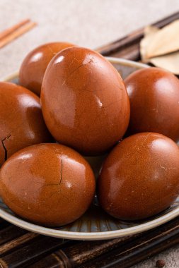 Lezzetli geleneksel Tayvan çay yumurtalarını kapayın, arka planda gri bir kaseyle..