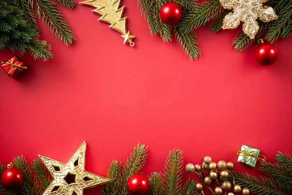 Noel arkaplan tasarımı konsepti, Noel ağacı dallı Noel süslemesi, kırmızı masada izole edilmiş fotokopi alanı olan yıldız.