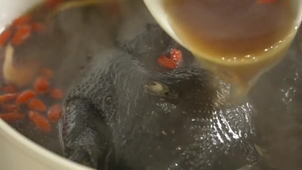 Νόστιμο Μεταξένιο Κοτόπουλο Μαύρη Κοκάλινη Κοτόσουπα Την Κινεζική Βοτανική Ιατρική — Αρχείο Βίντεο