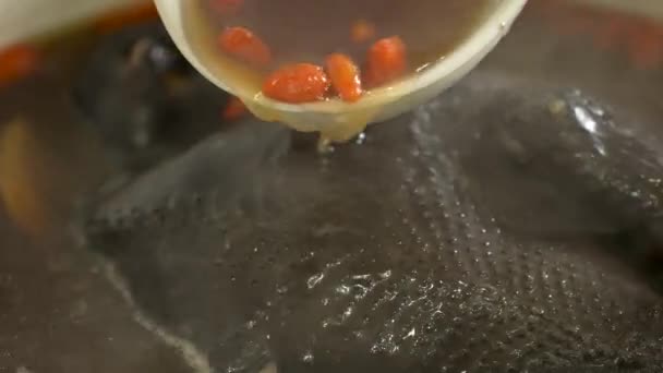 Delicioso Pollo Sedoso Sopa Pollo Hueso Negro Con Hierbas Medicinales — Vídeos de Stock