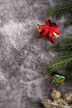 Noel arkaplan tasarımı konsepti, Noel ağacı dallı Noel süsü kompozisyonu, siyah masada izole edilmiş fotokopi alanı olan altın çan..