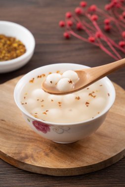 Küçük tatlı Osmanthus çorbası. Beyaz tangyuan. Süslü..