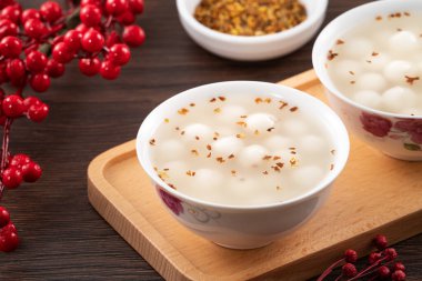 Küçük tatlı Osmanthus çorbası. Beyaz tangyuan. Süslü..
