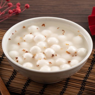 Küçük tatlı Osmanthus çorbası. Beyaz tangyuan. Süslü..