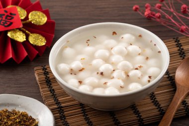 Küçük tatlı Osmanthus çorbası. Beyaz tangyuan. Süslü..