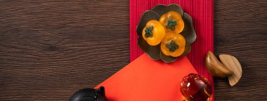 Kırmızı erik çiçeği, kırmızı zarf ve fotokopi alanı ile süslenmiş Cinese yeni yıl tasarımı konsepti.