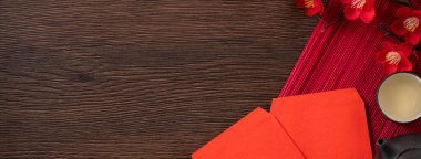 Kırmızı erik çiçeği, kırmızı zarf ve fotokopi alanı ile süslenmiş Cinese yeni yıl tasarımı konsepti.
