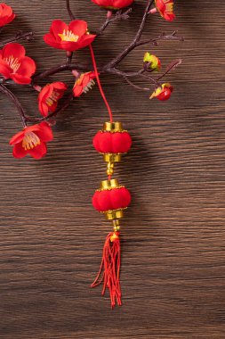 Kırmızı erik çiçeği, kırmızı zarf ve fotokopi alanı ile süslenmiş Cinese yeni yıl tasarımı konsepti.