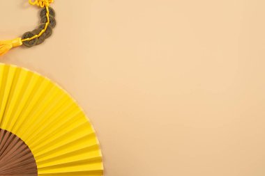 Beyaz erik çiçeği ve şenlikli dekorasyonla Çin 'in yeni yıl arkaplan fotokopi alanı tasarımı.