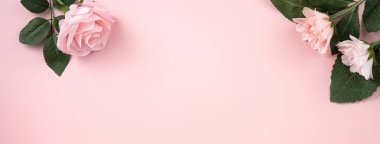 Sevgililer Günü ve Anneler Günü tasarım konsepti pembe gül, karanfil çiçeği ve pembe masa arkasında paketlenmiş hediye kutusu..