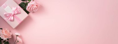 Sevgililer Günü ve Anneler Günü tasarım konsepti pembe gül, karanfil çiçeği ve pembe masa arkasında paketlenmiş hediye kutusu..