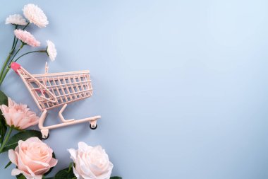 Sevgililer günü ve Anneler Günü hediye tasarım konsepti pembe gül, karanfil çiçeği ve mavi masa arkasında paketlenmiş hediye kutusu..