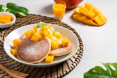 Lezzetli Japon sufle krepi zarlı mango meyveli hamurlu ve reçelli gri masa arkaplanı..