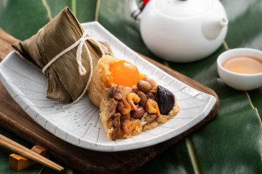 Zongzi. Çin geleneksel Ejderha Tekne Festivali (Duanwu Festivali) için pirinç köftesi..