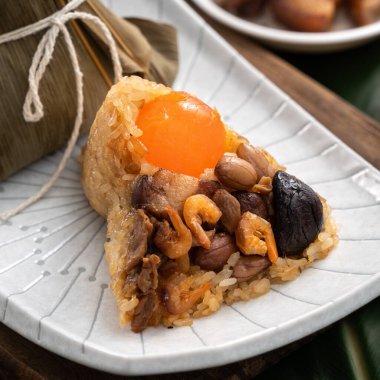 Zongzi. Çin geleneksel Ejderha Tekne Festivali (Duanwu Festivali) için pirinç köftesi..