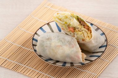 Lezzetli popiah, lumpia, geleneksel Mezar Süpürme Günü için Tayvan böreği, Qingming Festivali yemekleri..