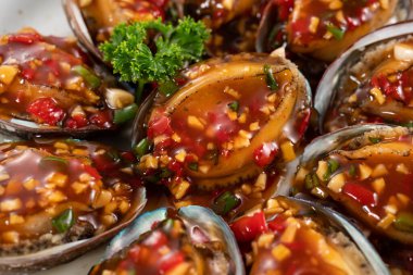 Baharatlı domates soslu leziz istiridye, ahşap masa arkasında Tayvan beş aromalı sos..