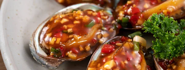 Heerlijk Gestoomd Abalone Met Pittige Tomatensaus Taiwanese Vijf Smaken Saus — Stockfoto