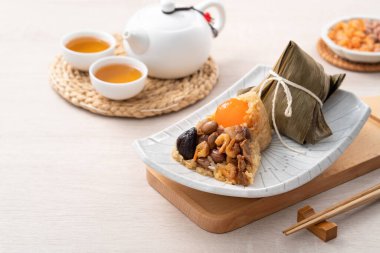 Zongzi, Çin geleneksel Ejderha Tekne Festivali (Duanwu Festivali) için ahşap masa arkasında pirinç köftesi..
