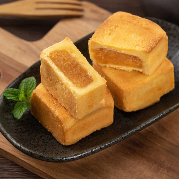 Läckra Taiwanesiska Ananas Tårta Bakverk Dessert Tallrik Träbord Bakgrund Med — Stockfoto