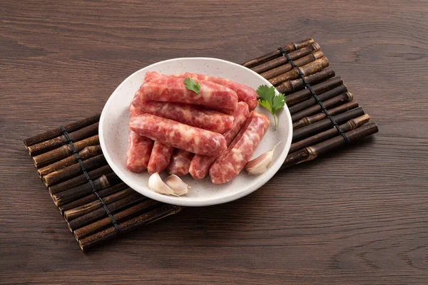 Rohe Taiwanesische Wurst Knoblaucharoma Mit Knoblauchzehen Einem Teller Auf Hölzernem — Stockfoto