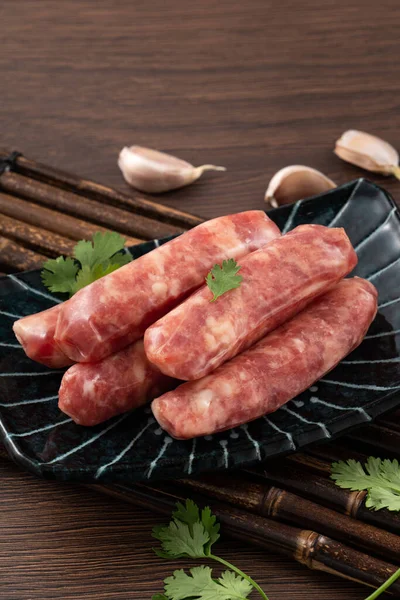 Raw Taiwanese Sausage Garlic Flavor Garlic Cloves Plate Wooden Table — Stock Photo, Image