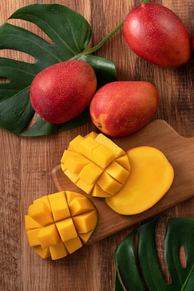 Top View Fresh Ripe Mango Fruit Leaves Dark Wooden Table — Stock Photo, Image