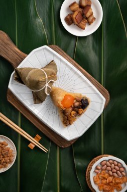 Zongzi. Çin geleneksel Ejderha Tekne Festivali (Duanwu Festivali) için pirinç köftesi..