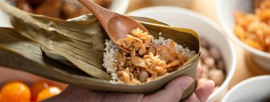 Zongzi yemeği yapmak - Duanwu Ejder Teknesi Festivali için evde Çin pirinçli börek hazırlamak ve paketlemek, yaşam tarzı.