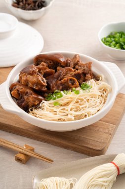 Tayvan geleneksel domuz budu ve ahşap masa arkasında vermicelli..