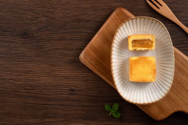 Lezzetli Tayvan usulü ünlü ananaslı pasta tatlı ahşap masa arkasında sıcak çay ile birlikte..