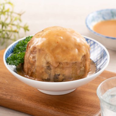 Tamsui Agei (yaş, aburaage, ageh), Tayvan 'da lezzetli sokak yemekleri, erişte ve sos ile doldurulmuş..