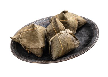 Zongzi, pirinç köftesi - Duanwu ejderha botu festivalinin ünlü yemek konsepti kırpma yolu ile kesilmiş, beyaz arka planda izole edilmiş