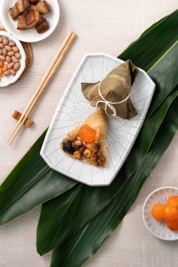 Zongzi. Çin geleneksel Ejderha Tekne Festivali (Duanwu Festivali) için pirinç köftesi..