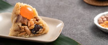 Zongzi, Çin geleneksel Ejderha Tekne Festivali (Duanwu Festivali) için pirinç köftesi..