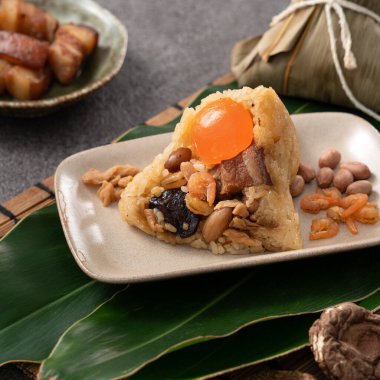 Zongzi, Çin geleneksel Ejderha Tekne Festivali (Duanwu Festivali) için pirinç köftesi..