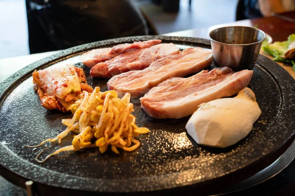 Корейському Ресторані Чеджу Смачна Корейська Кухня Залізній Тарілці Салатом Кімчі — стокове фото