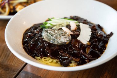 Lezzetli Jajangmyeon, jjajangmyeon, kızarmış soslu noodle, Kore usulü Çin eriştesi, Güney Kore 'de kalın siyah fasulye ezmesi soslu..